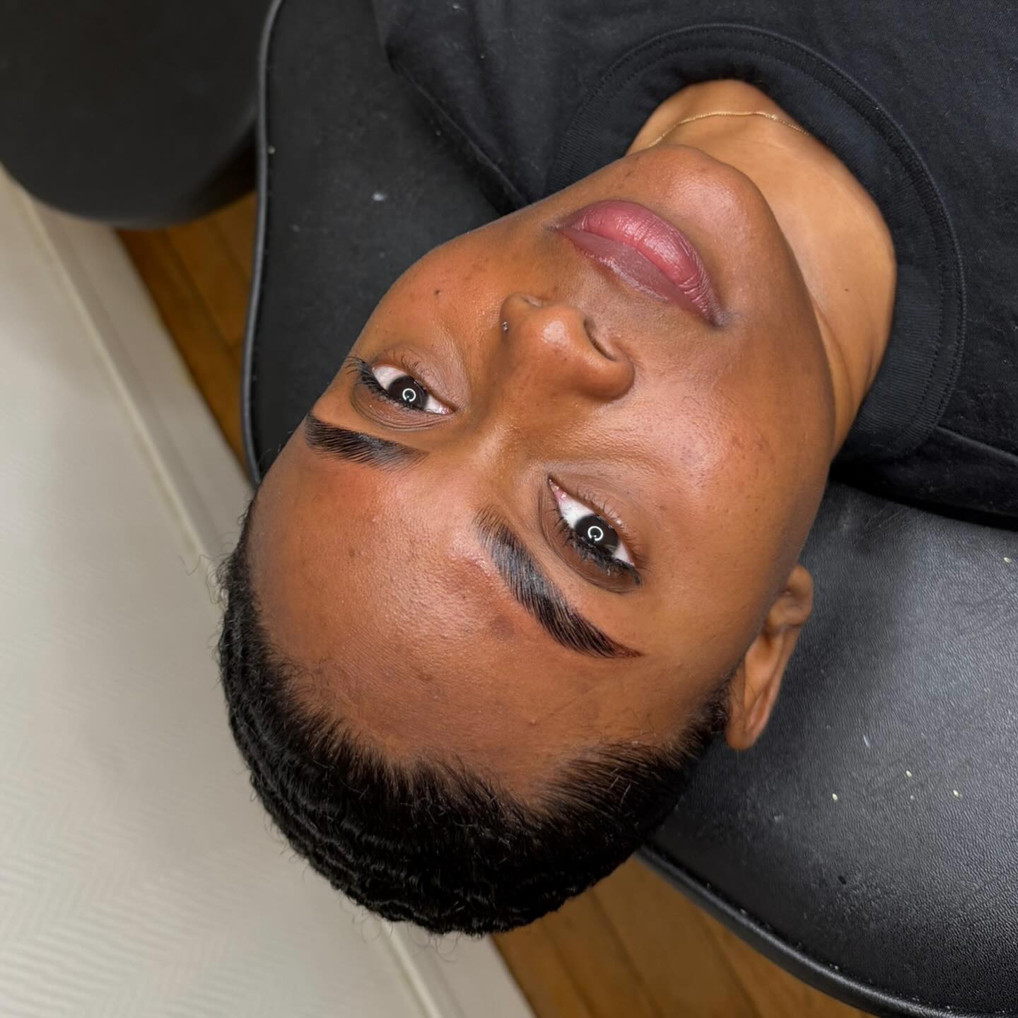 Sourcils restructurés avec une ligne nette et naturelle