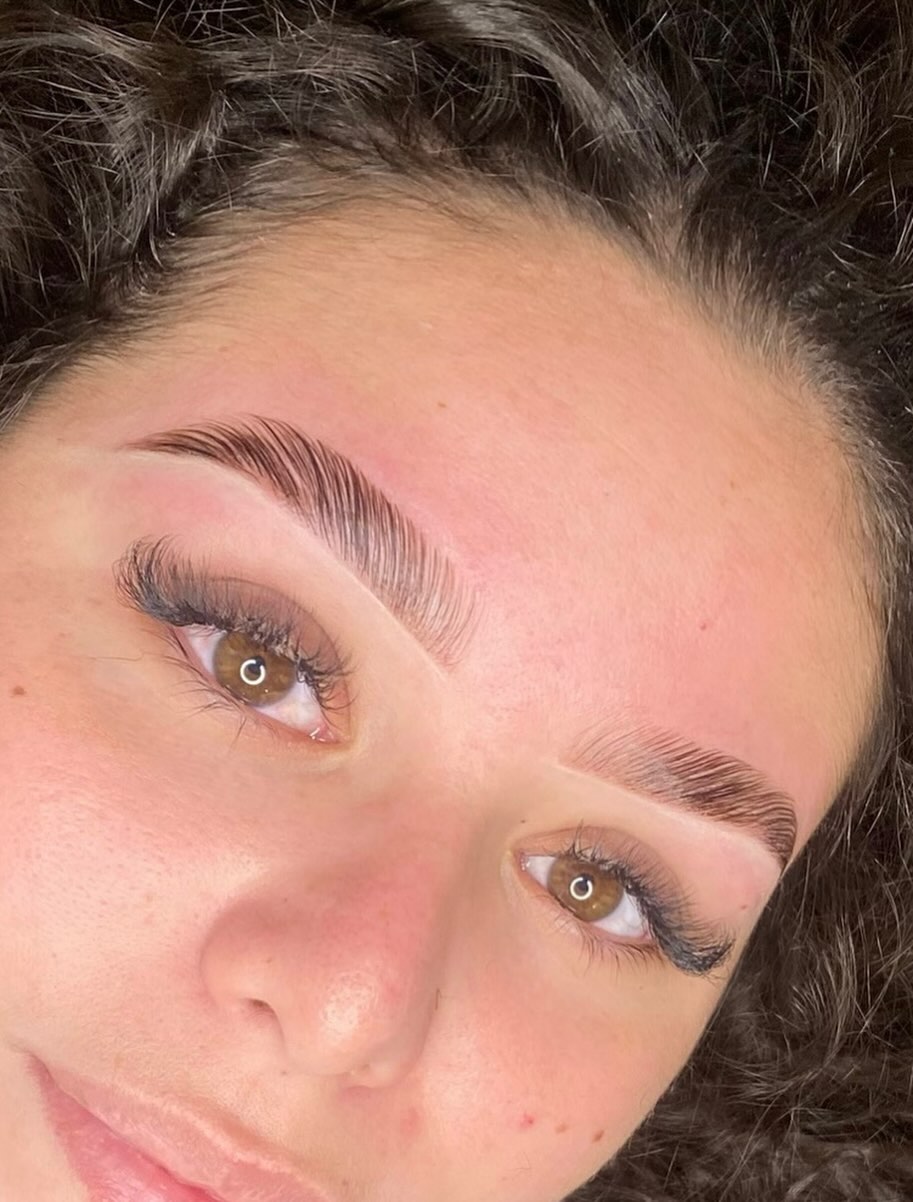 Résultat browlift avec finition précise